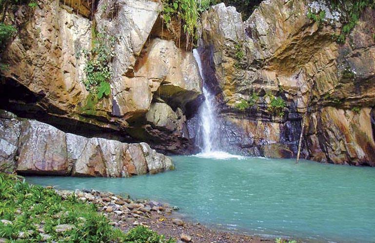 Cascada en la reserva Aguas Calientes
