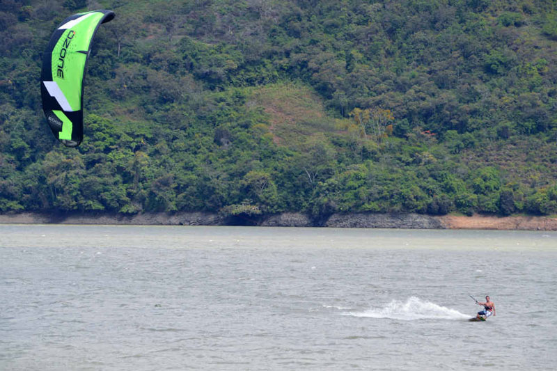 Kitesurf en la represa del Chivor